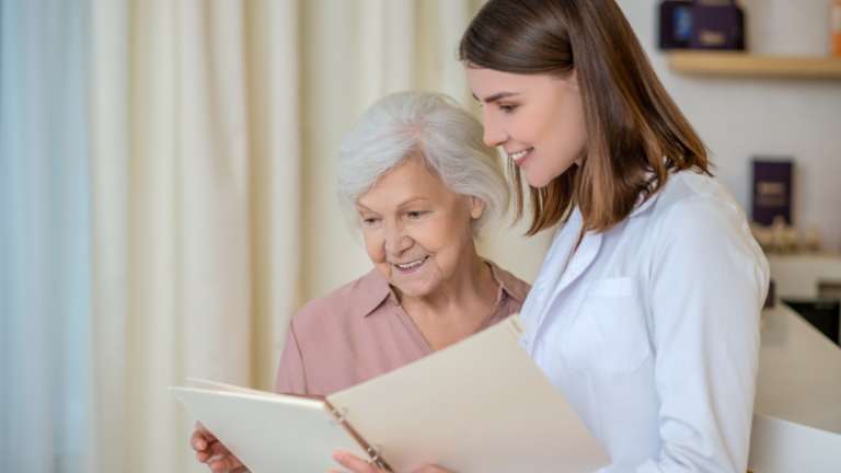 Cuidadora lendo livro para idosa